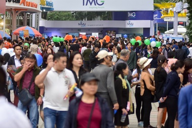 Hàng nghìn người chen nhau mua tour du lịch giá rẻ tại Hà Nội