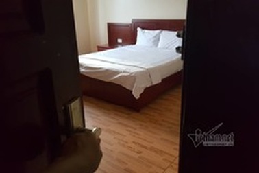 Lời hứa của vị sếp 58 tuổi sau cánh cửa phòng khách sạn