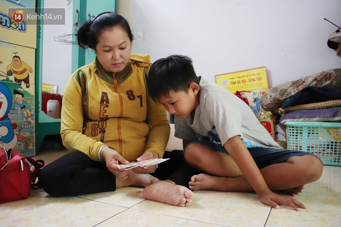 Bố bỏ nhà theo vợ nhỏ, bé trai 9 tuổi đi bán vé số khắp Sài Gòn kiếm tiền chữa bệnh cho người mẹ tật nguyền - Ảnh 1. Bố bỏ nhà theo vợ nhỏ, bé trai 9 tuổi đi bán vé số khắp Sài Gòn kiếm tiền chữa bệnh cho người mẹ tật nguyền - Ảnh 1.