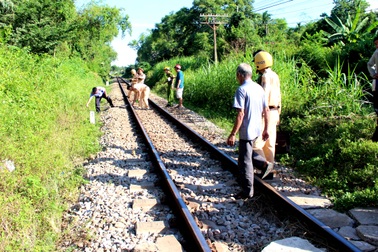 Băng qua đường sắt không quan sát, một phụ nữ bị tàu hỏa kéo lê