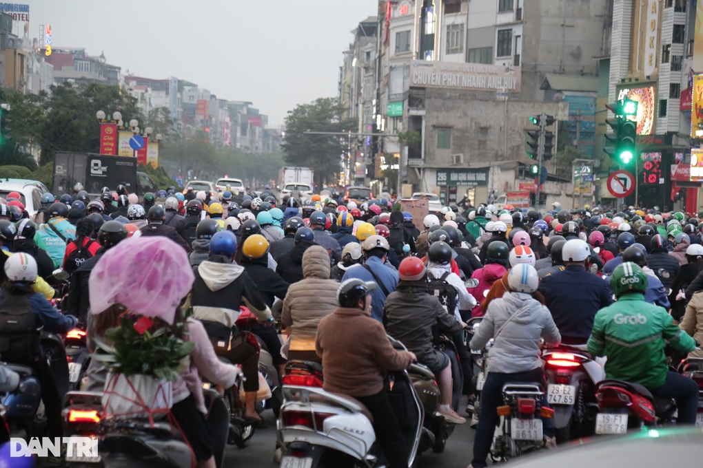 Cảnh sát giao thông Hà Nội căng mình phân luồng ngày cận Tết - 1 Cảnh sát giao thông Hà Nội căng mình phân luồng ngày cận Tết - 1