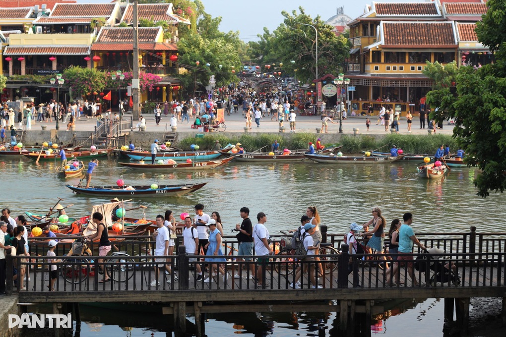 Phố cổ Hội An chật kín du khách ngày lễ Quốc khánh 2/9 - 1