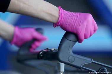 Virus corona: Găng tay dùng một lần có thực sự  an toàn?