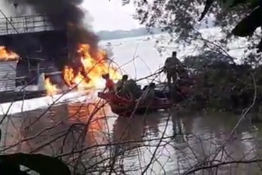 Tàu chở xăng dầu bốc cháy dữ dội, một người tử vong