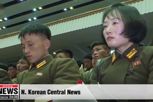 Sĩ quan Triều Tiên vừa khóc vừa ghi chép trong cuộc họp “lịch sử” với ông Kim Jong-un