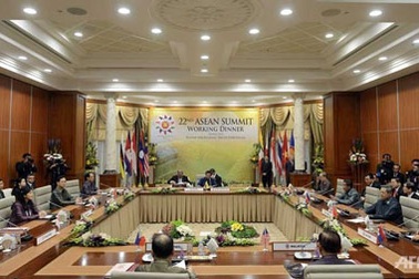 ASEAN: Tiến bước trong cộng đồng kinh tế, “giậm chân” về Biển Đông