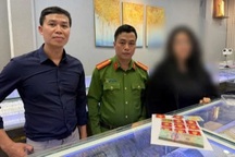 Nữ sinh đại học ở Hà Nội đem vàng đi bán để chứng minh trong sạch