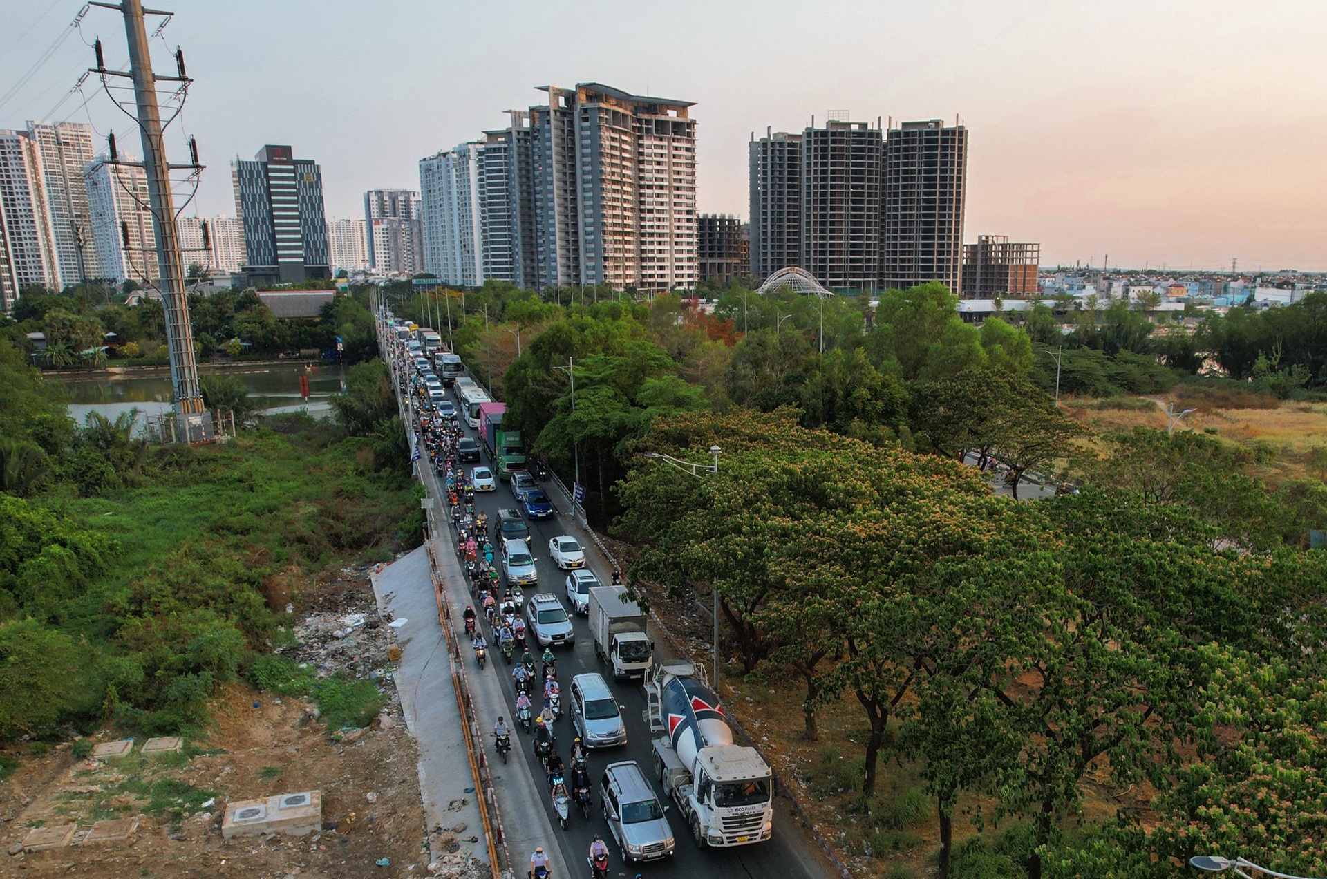 Kẹt xe kéo dài khi đóng nút giao Nguyễn Văn Linh - Nguyễn Hữu Thọ - 9 Kẹt xe kéo dài khi đóng nút giao Nguyễn Văn Linh - Nguyễn Hữu Thọ - 9