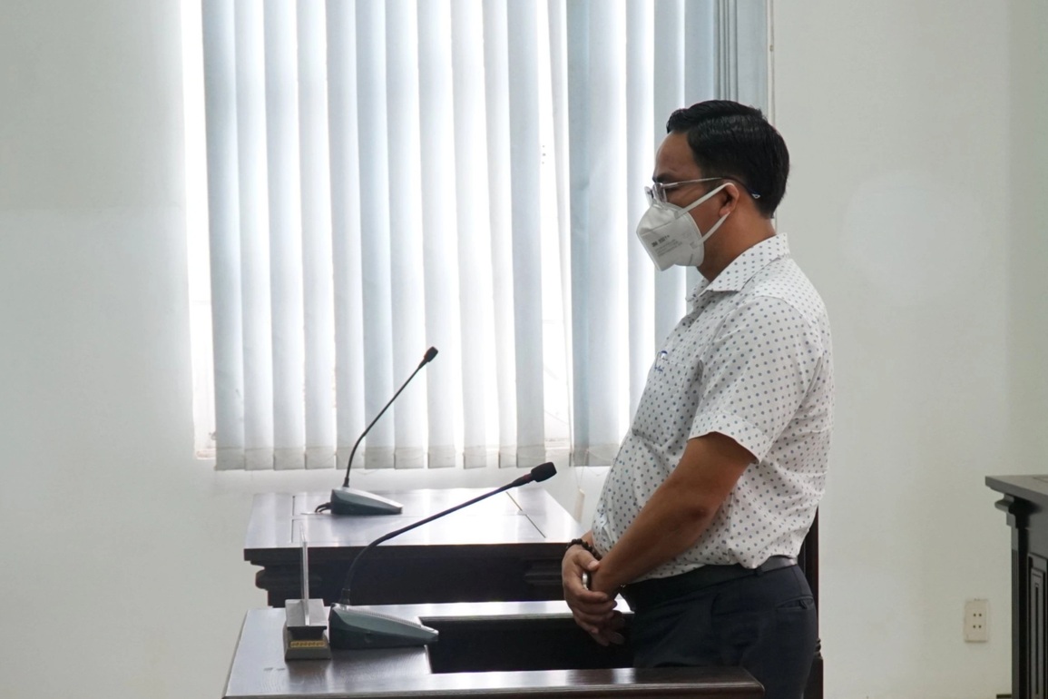 Người đàn ông tự xưng Ban chỉ đạo quận 7 lãnh án - 2 Người đàn ông tự xưng Ban chỉ đạo quận 7 lãnh án - 2