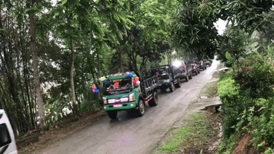 Độc nhất vô nhị đám cưới rước dâu bằng dàn xe ben - 2 Độc nhất vô nhị đám cưới rước dâu bằng dàn xe ben - 2