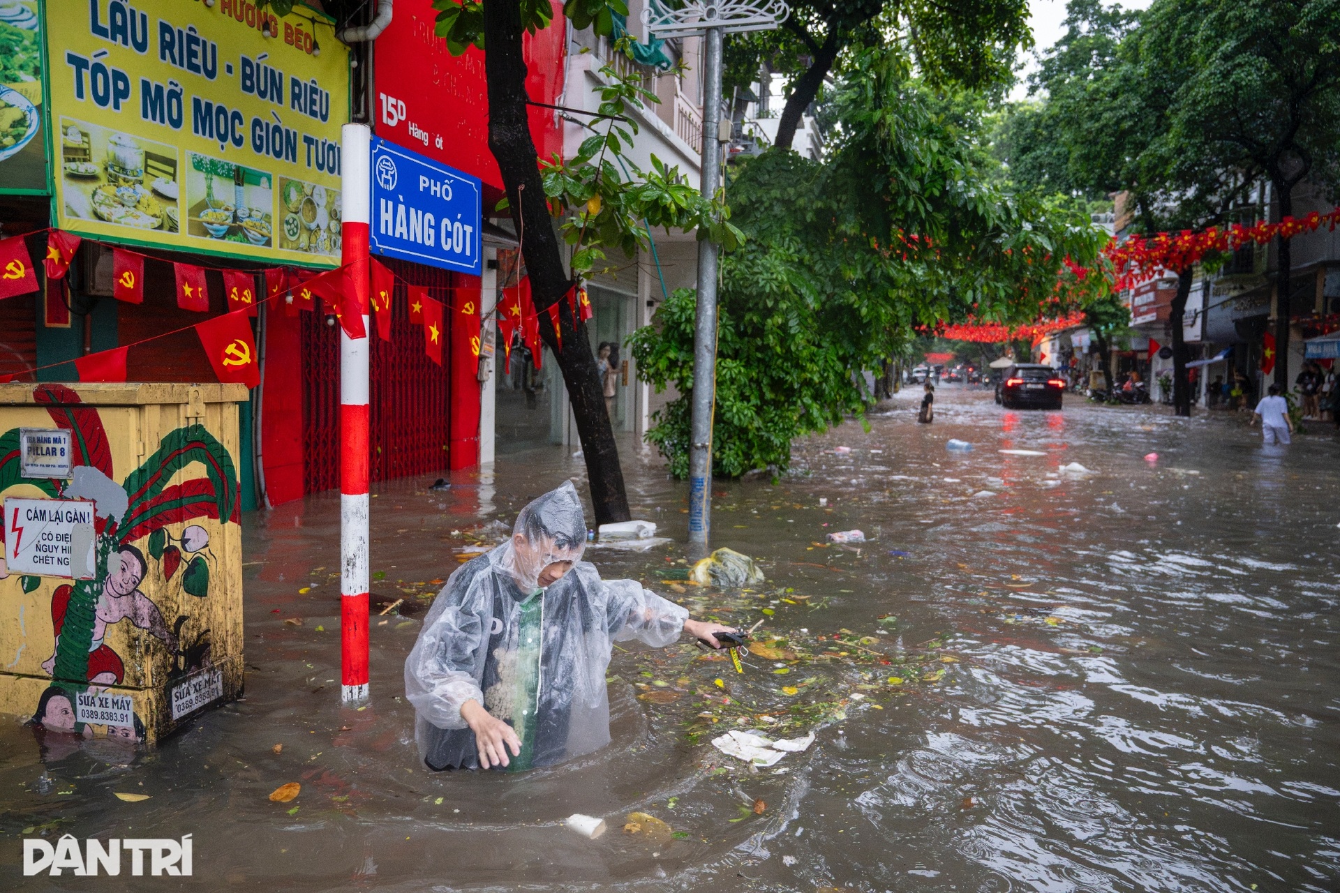 Nhiều tuyến phố cổ Hà Nội ngập sâu chưa từng thấy - 8 Nhiều tuyến phố cổ Hà Nội ngập sâu chưa từng thấy - 8