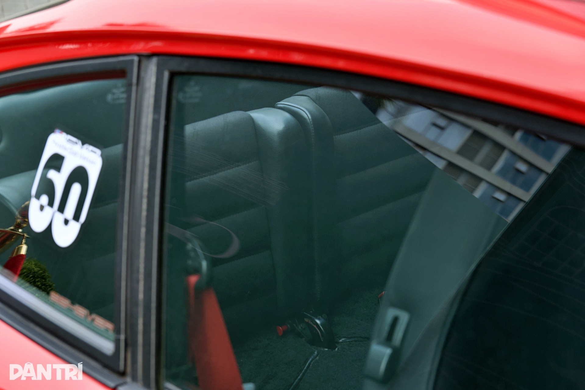 Ngắm Porsche 964 Carrera 4 gần 40 tuổi, giá đồn đoán hơn 20 tỷ đồng - 13 Ngắm Porsche 964 Carrera 4 gần 40 tuổi, giá đồn đoán hơn 20 tỷ đồng - 13