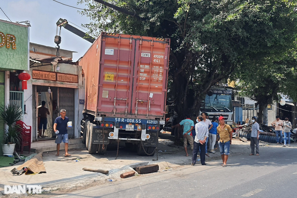 Xe container lao vào hai nhà dân ở TPHCM - 2 Xe container lao vào hai nhà dân ở TPHCM - 2
