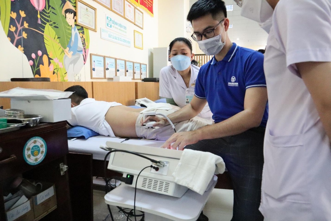 Bàn giao thiết bị phục hồi chức năng cho bệnh nhân tại Bệnh viện 199 - 4 Bàn giao thiết bị phục hồi chức năng cho bệnh nhân tại Bệnh viện 199 - 4