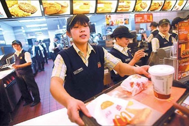 Bê bối thịt “bẩn” của Trung Quốc lan tới cả Starbucks và BurgerKing