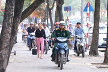 Hà Nội: Vỉa hè chật cứng ô tô, xe máy trong chiến dịch giành lại vỉa hè