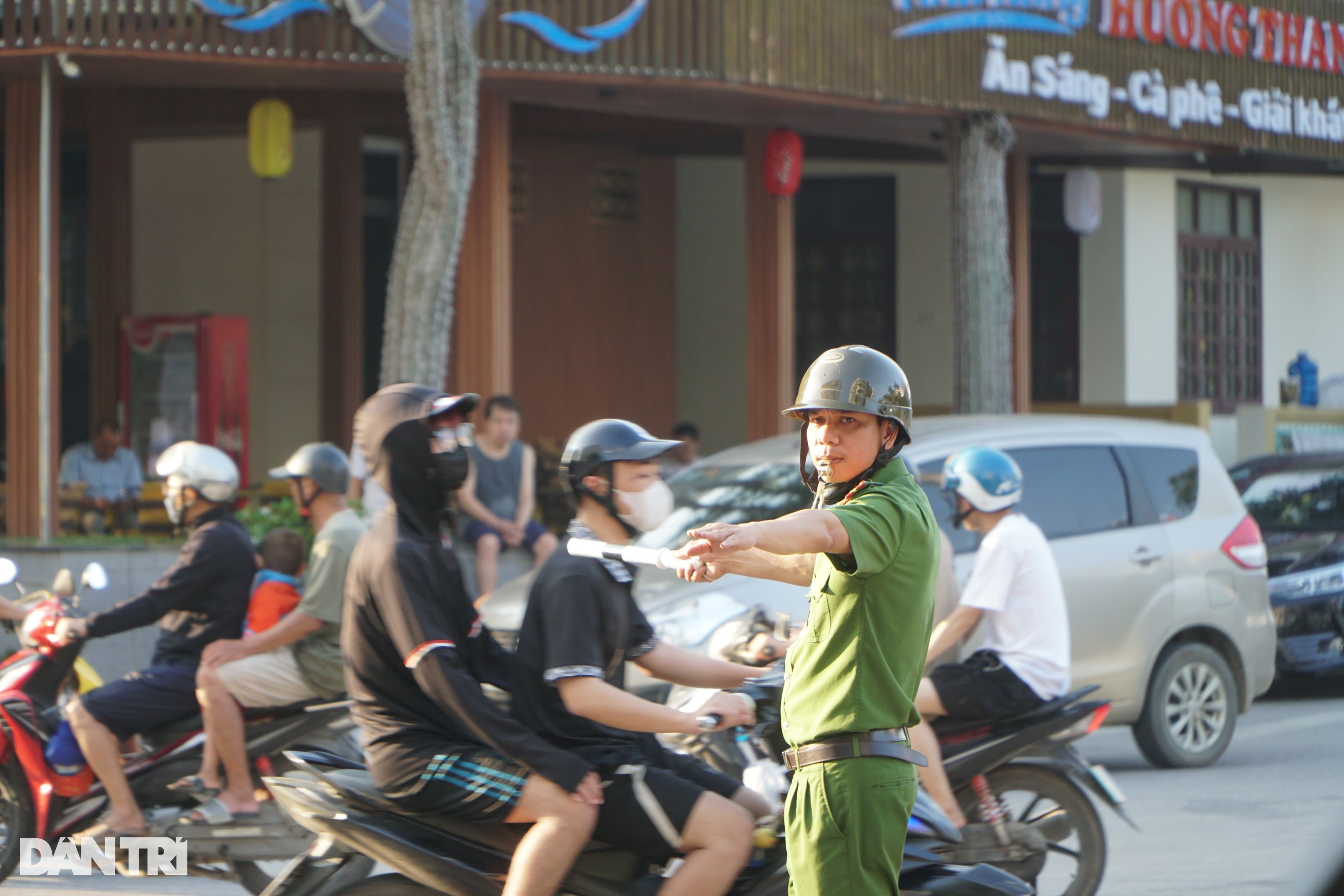 Biển Sầm Sơn ken đặc người trong ngày đầu nghỉ lễ 30/4 và 1/5 - 10 Biển Sầm Sơn ken đặc người trong ngày đầu nghỉ lễ 30/4 và 1/5 - 10