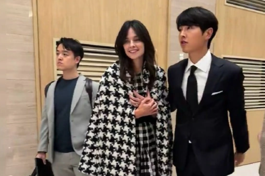 Khoảnh khắc tài tử Song Joong Ki ngắm vợ ngoại quốc say đắm - 3 Khoảnh khắc tài tử Song Joong Ki ngắm vợ ngoại quốc say đắm - 3