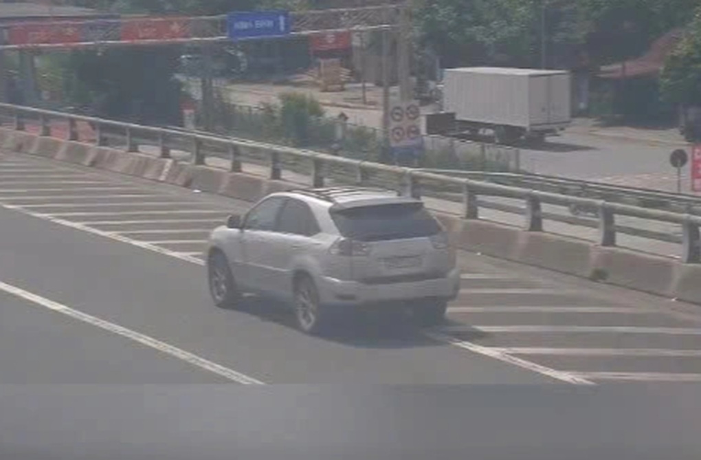 Nam tài xế bị phạt 35 triệu đồng vì lùi xe trên đường cao tốc - 1 Nam tài xế bị phạt 35 triệu đồng vì lùi xe trên đường cao tốc - 1