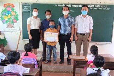 Trao Bằng khen của Bộ GD&ĐT cho học sinh cứu hai người khỏi đuối nước