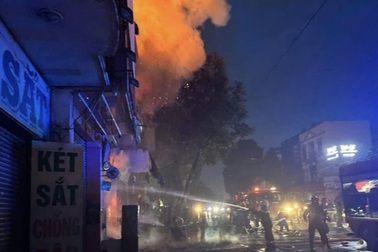Cháy nhà ở TPHCM, 3 người kịp thoát nạn