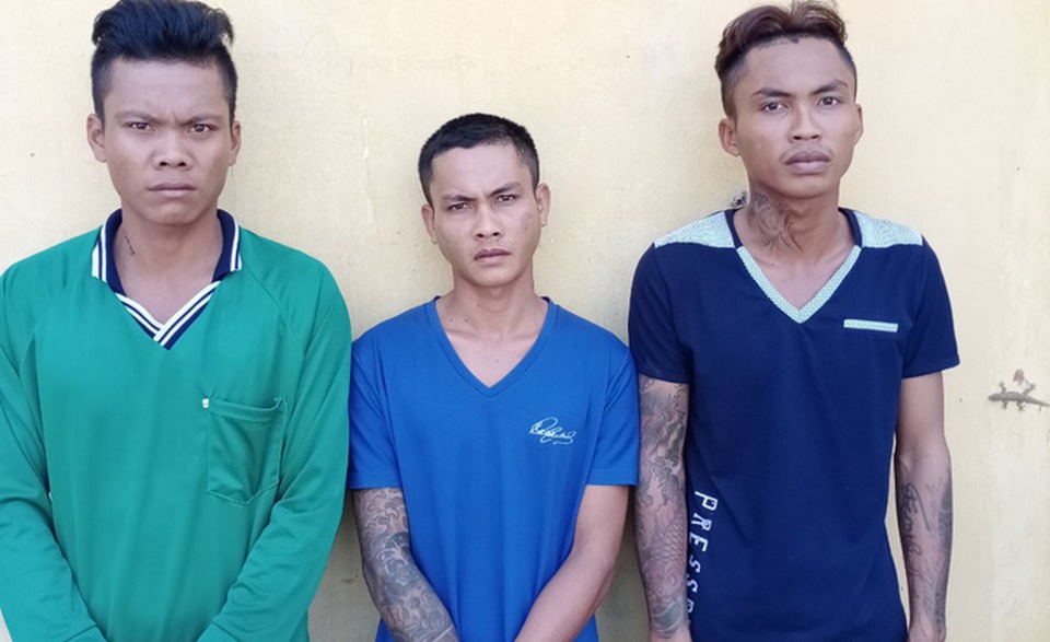 Bắt khẩn cấp 3 kẻ ném “bom xăng” vào nhà dân trả thù - 1 Bắt khẩn cấp 3 kẻ ném “bom xăng” vào nhà dân trả thù - 1