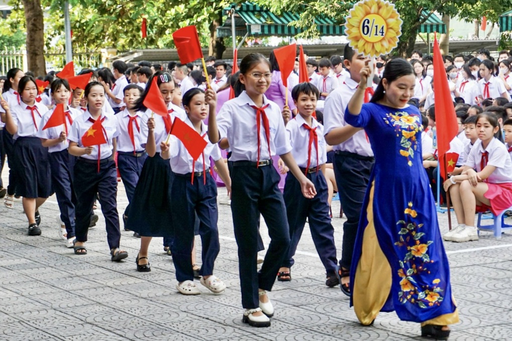 Quảng Nam: Học sinh Nam Trà My đi chân trần dự khai giảng năm học mới - 2 Quảng Nam: Học sinh Nam Trà My đi chân trần dự khai giảng năm học mới - 2