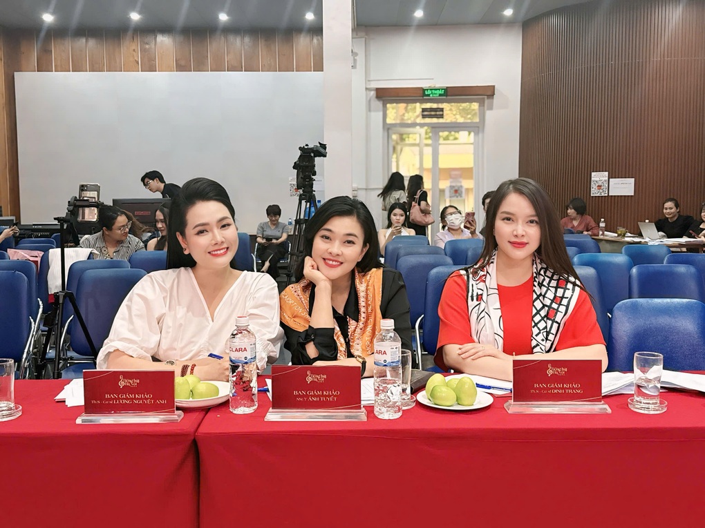 Lương Nguyệt Anh giành HCV với tác phẩm Thương người lính đảo Trường Sa - 2 Lương Nguyệt Anh giành HCV với tác phẩm Thương người lính đảo Trường Sa - 2