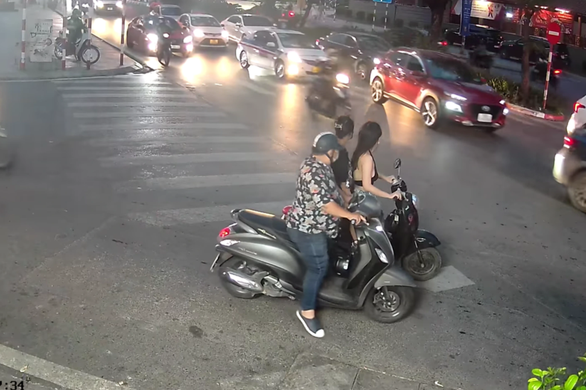 Vụ sàm sỡ ở Hà Nội: Do thủ phạm có ý đồ xấu hay do nạn nhân ăn mặc hở hang? - 1 Vụ sàm sỡ ở Hà Nội: Do thủ phạm có ý đồ xấu hay do nạn nhân ăn mặc hở hang? - 1