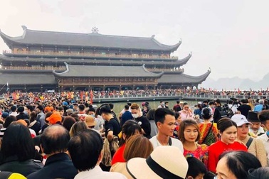 Đón 5 vạn người dịp cuối tuần, chùa Tam Chúc quá tải phải dừng bán vé