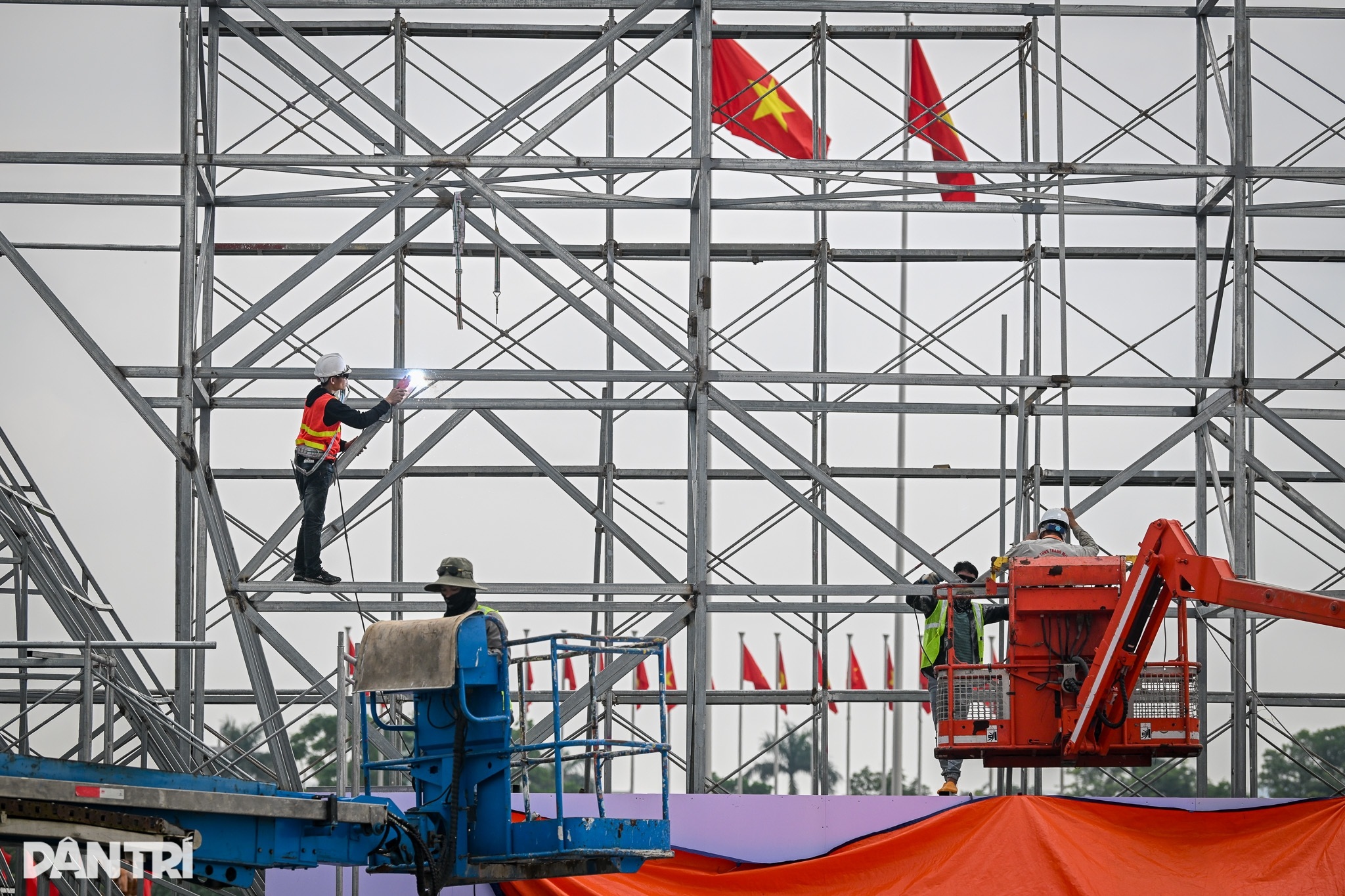 Gấp rút hoàn thành các hạng mục của Triển lãm thành tựu 80 năm Quốc khánh - 10