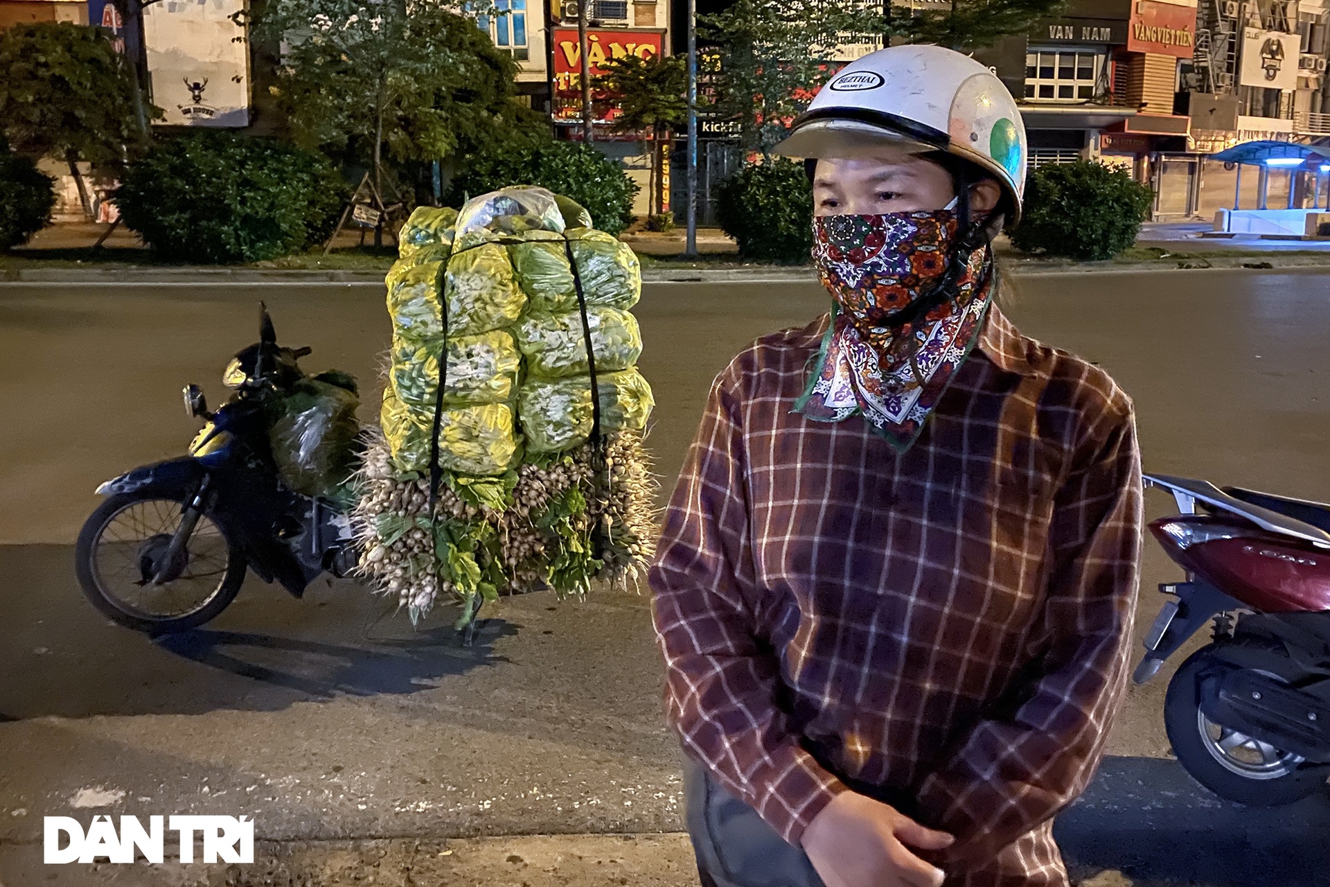 Hà Nội: Xuyên đêm kiểm soát, xử phạt người dân ra đường không lý do - 4