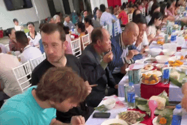 Đạp xe ở Lào Cai, hai khách Tây được gia chủ mời vào ăn tiệc hỏi cưới