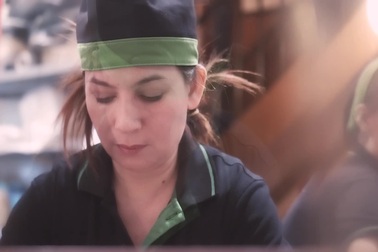 Phi Nhung khẩu trang miễn phí, Hồ Văn Cường phụ mẹ rửa bát.