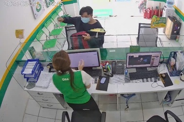 Nam thanh niên cầm dao xông vào cướp cửa hàng trung tâm ở Đồng Nai