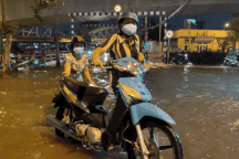 Cuộc sống người dân trong hẻm nhỏ ở TPHCM đảo lộn vì triều cường