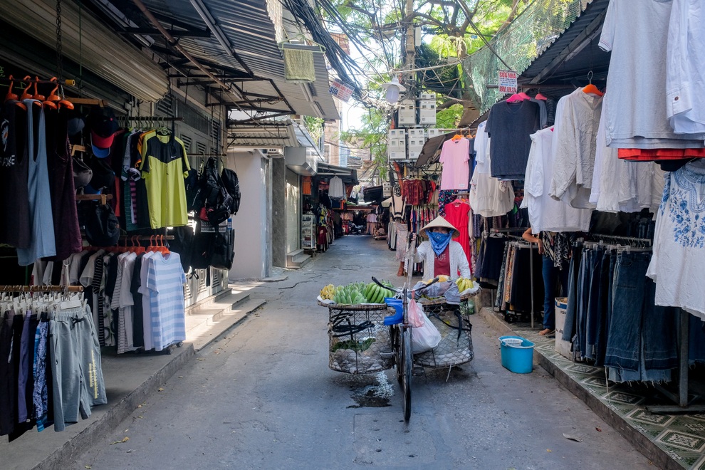 Những con phố thời trang ở Hà Nội: Ngày ế ẩm, tối tắt đèn đi ngủ sớm - 11 Những con phố thời trang ở Hà Nội: Ngày ế ẩm, tối tắt đèn đi ngủ sớm - 11