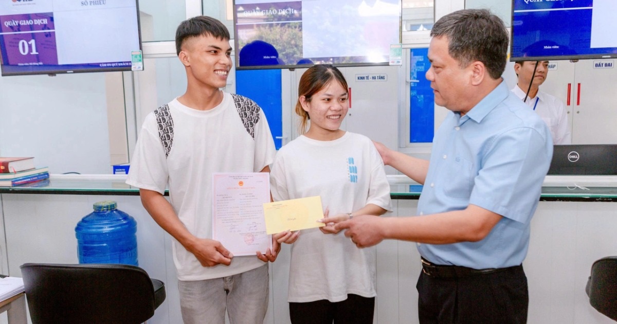 Đi đăng ký kết hôn tại xã, cặp đôi bất ngờ được Chủ tịch tỉnh chúc phúc