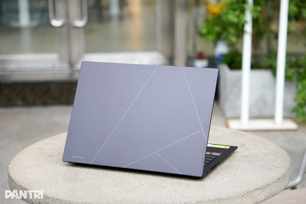 Đánh giá Asus Zenbook 14: Mỏng nhẹ, hiệu năng vừa phải - 1 Đánh giá Asus Zenbook 14: Mỏng nhẹ, hiệu năng vừa phải - 1
