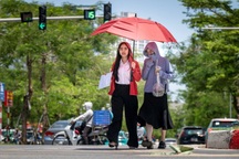 Miền Bắc ngày nắng nóng, chiều tối mưa dông