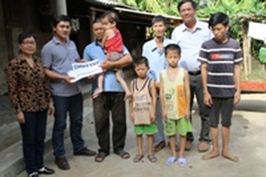 Gần 45 triệu đồng đến với em bé mồ côi bị bệnh bại não