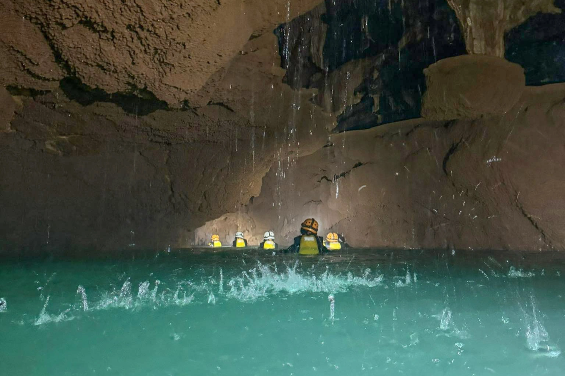 Vẻ đẹp siêu thực trong hang động có hồ nước bí ẩn treo lơ lửng - 3
