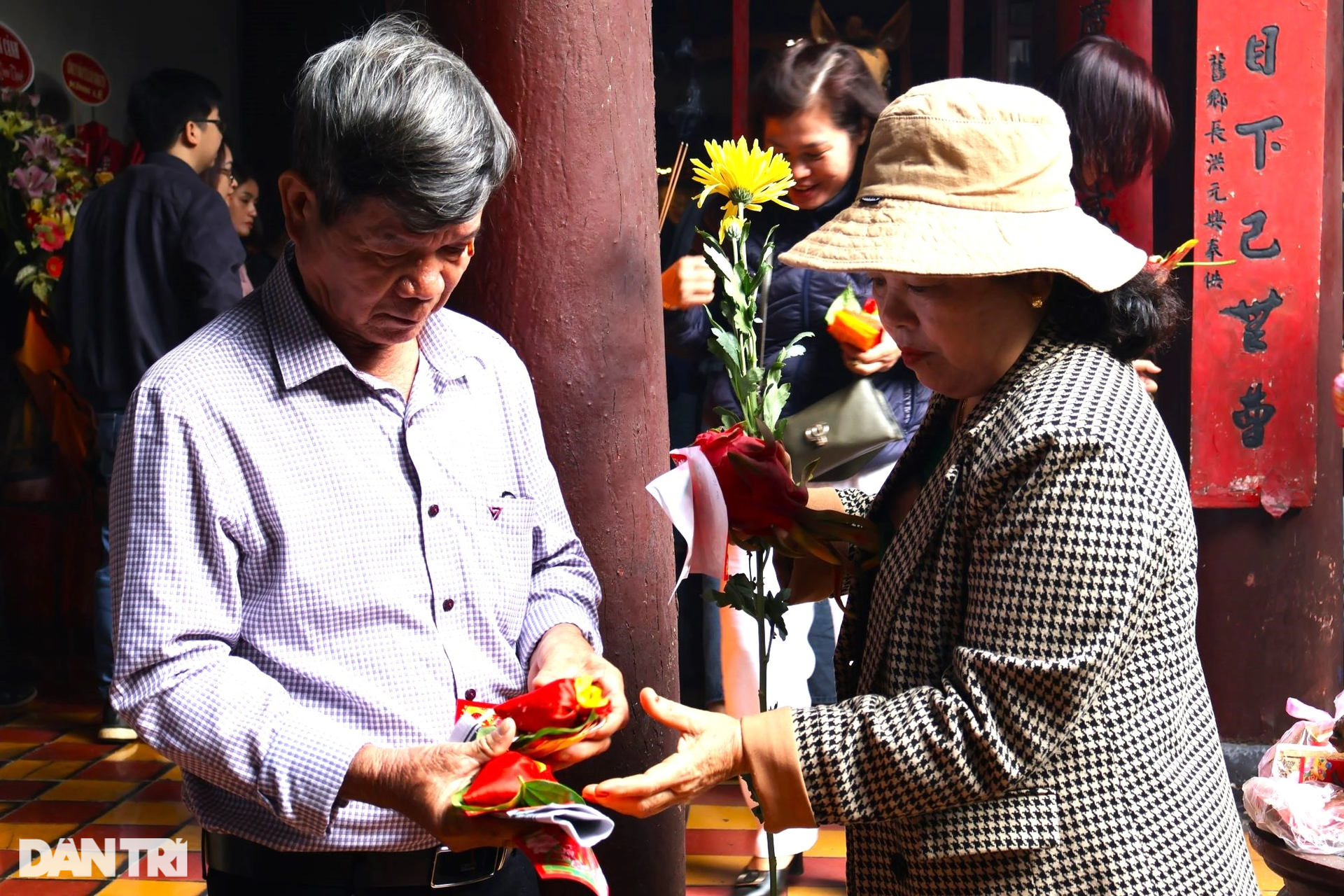 Khách rồng rắn vào ngôi chùa nổi tiếng linh thiêng, sờ tượng ngựa cầu may - 8 Khách rồng rắn vào ngôi chùa nổi tiếng linh thiêng, sờ tượng ngựa cầu may - 8