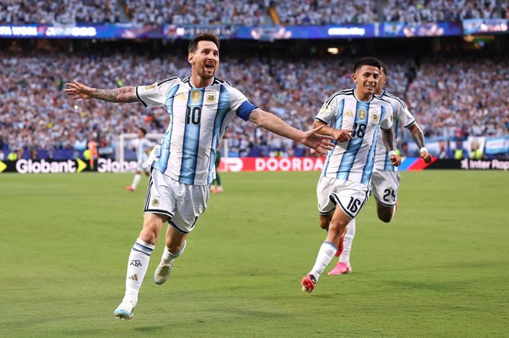Phản ứng dễ thương của các con Messi khi bố lập hat-trick gây sốt - 3 Phản ứng dễ thương của các con Messi khi bố lập hat-trick gây sốt - 3