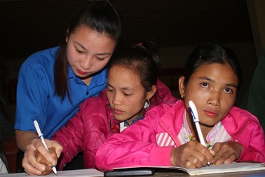 Giáo viên 8X gieo chữ ở biên giới Việt - Lào