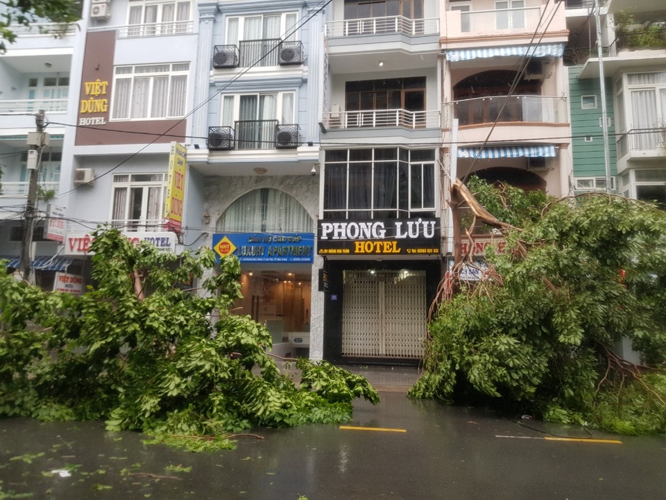 Đường phố Nha Trang tan tác trong bão số 12 - 5 Đường phố Nha Trang tan tác trong bão số 12 - 5