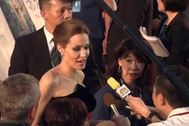 Angelina Jolie & Elle Fanning xinh đẹp dự sự kiện