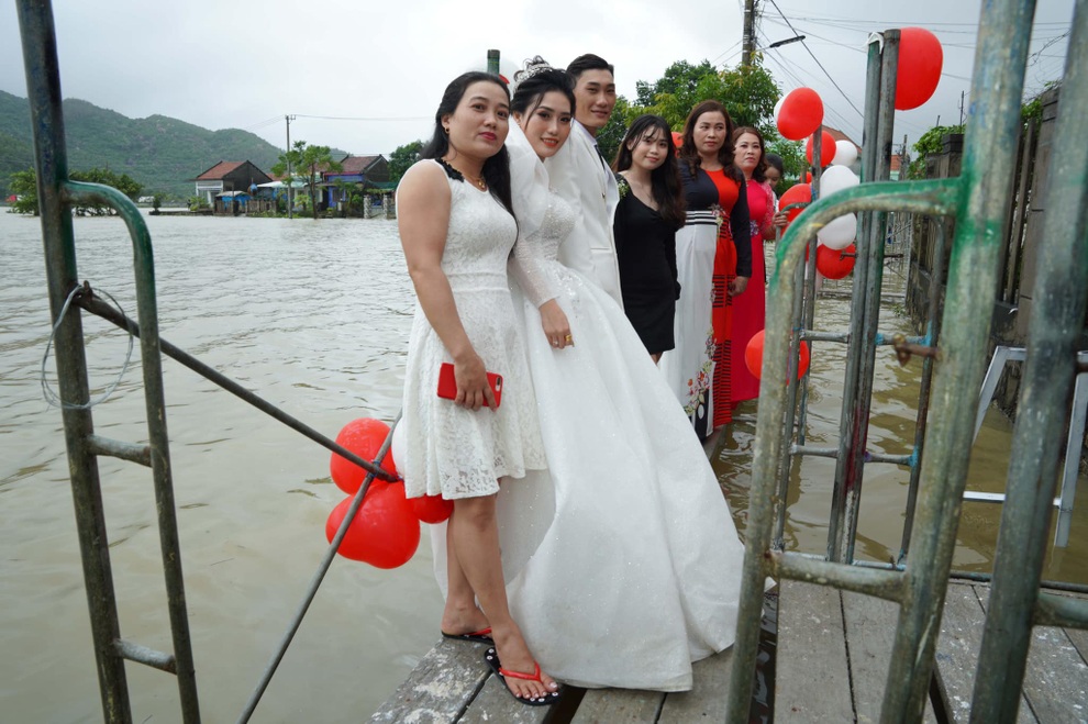 Đám cưới mùa lũ: Chú rể Phú Yên xuyên đêm dựng giàn giáo vào nhà cô dâu - 2 Đám cưới mùa lũ: Chú rể Phú Yên xuyên đêm dựng giàn giáo vào nhà cô dâu - 2