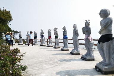 Tượng 12 con giáp ở Hải Phòng: Đám đông khiến chuyện “vuốt đuôi” trở nên khôi hài?