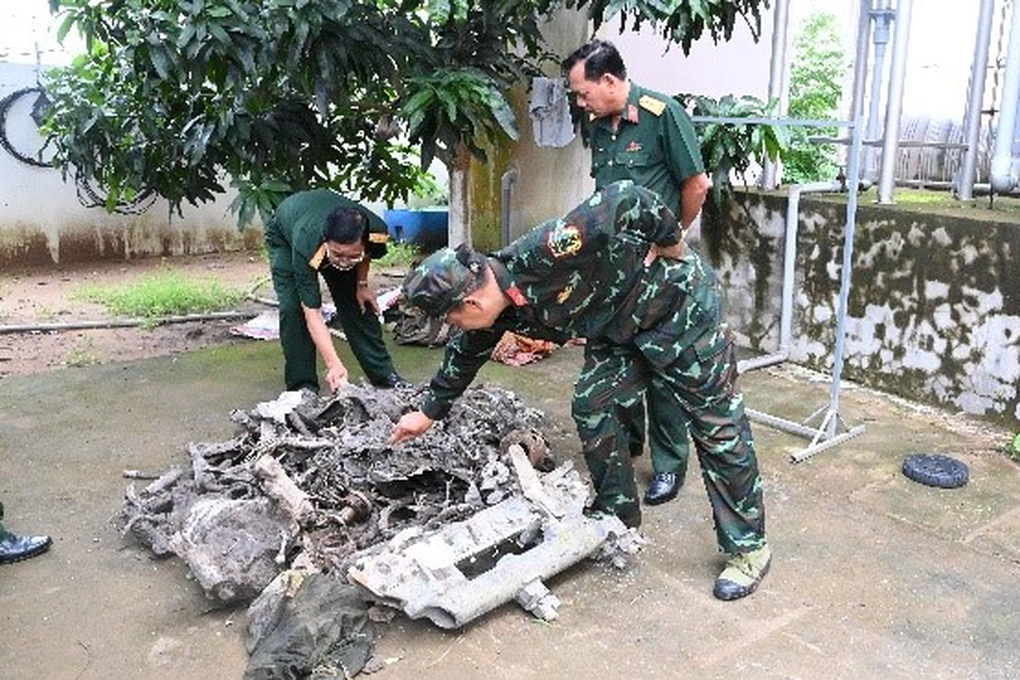 Xác máy bay khu trục quân đội Mỹ nằm dưới ao tôm ở miền Tây - 1 Xác máy bay khu trục quân đội Mỹ nằm dưới ao tôm ở miền Tây - 1